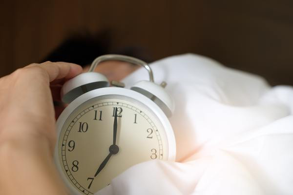 5. Không ngủ đủ giấc Thiếu ngủ làm tăng lượng hormone gây căng thẳng, do đó làm rối loạn khả năng xử lý đường của cơ thể. Tất cả lượng đường dư thừa đó sẽ chuyển thành chất béo. Xét vể hành vi, kiệt sức vì thiếu ngủ dẫn đến những lựa chọn tồi vì chúng ta không còn năng lượng để mua sắm và nấu những bữa ăn lành mạnh. Bởi vậy, bạn cần đảm bảo một giấc ngủ đủ để phòng bệnh béo phì.