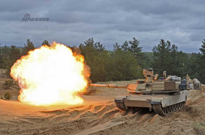 Khẩu pháo 120mm trên xe tăng M1A2 Abrams của Quân đội Mỹ khai hỏa trong một cuộc tập trận, hôm 5/5.