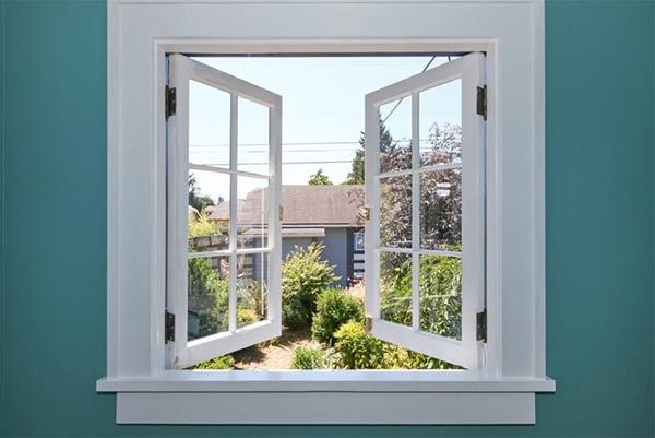Thiết kế 2 cửa sổ trong 1 phòng: Ngày nay, các bản thiết kế nhà luôn ưu tiên lắp 2 cửa sổ trong 1 phòng. Cách này giúp ta có thể tạo điều kiện cho luồng gió tự nhiên được lưu thông trong nhà. Gió ở ngoài thổi vào ở cửa này sẽ thổi không khí bẩn trong nhà ra ở cửa kia. Cách này vừa chống nóng và làm sạch không khí trong nhà.