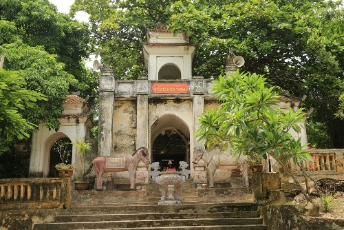 Ngày 12/6 năm Kỷ Hợi- 1179, Thái úy Tô Hiến Thành qua đời. Vua Lý Cao Tông cho làm Quốc tang, ăn chay ba ngày, nghỉ thiết triều 6 ngày để cả nước chịu tang ông. (Đền thờ Tô Hiến Thành).