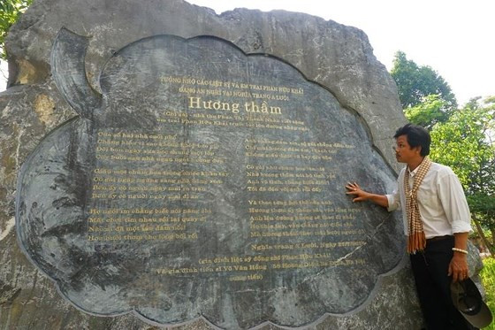 Trên bia đá nặng hơn 22 tấn ấy, còn khắc bài thơ Hương thầm để tặng người lính trẻ năm xưa.