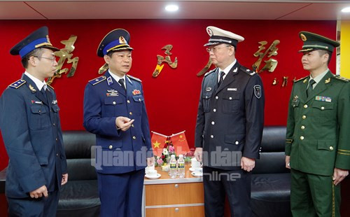 Thiếu tướng Nguyễn Văn Sơn, Phó tư lệnh Bộ tư lệnh Cảnh sát biển Việt Nam chủ trì đón tiếp.