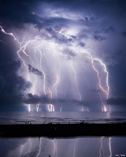Sét Catatumbo, là một hiện tượng khí quyển ở Venezuela. Chỉ xảy ra trên đỉnh núi sông Catatumbo nơi nó đổ vào Hồ Maracaibo. Với những tia sét mạnh xảy ra thường xuyên bên trên một diện tích nhỏ, nơi này được coi như là nơi tạo ra ozone (ở tầng đối lưu) nhiều nhất thế giới.