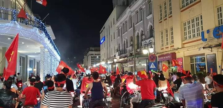 Người dân đổ dồn về phố đi bộ Hồ Gươm ăn mừng chiến thắng của ĐT Việt Nam.