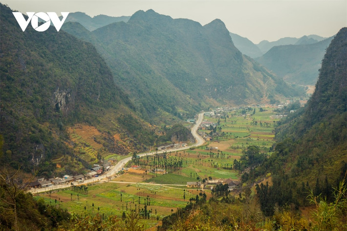 Cung đường quanh co mềm mại ở thung lũng Sủng Là.