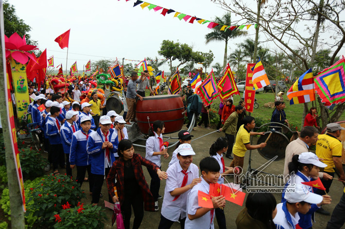 Chiều qua, chính quyền và nhân dân thôn Hoà Liễu đã rước bằng chứng nhận di sản văn hoá phi vật thể quốc gia từ UBND xã Thuận Thiên về cụm di tích đền chùa Hoà Liễu.