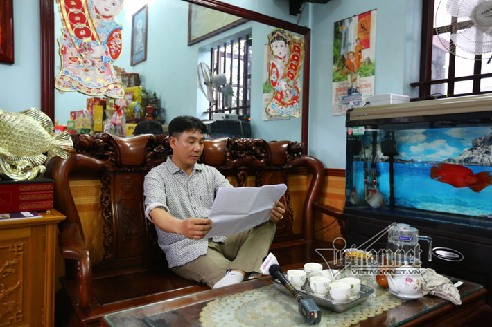 Hôm nay, 14 tháng Giêng, tại cụm di tích đền chùa thôn Hòa Liễu sẽ diễn ra lễ hội Minh Thề - hội thề không tham nhũng. Đã 10 năm nay, ông Phạm Văn Cường, 40 tuổi, người dân sống tại thôn Hoà Liễu, xã Thuận Thiên, huyện Kiến Thuỵ, Hải Phòng, được chọn đọc lời tuyên thệ thề sống chí công vô tư. "Tôi chỉ là thường dân nhưng đã 10 năm phải sắm vai người có quyền chức đọc lời thề thanh liêm, công tâm", ông chia sẻ.