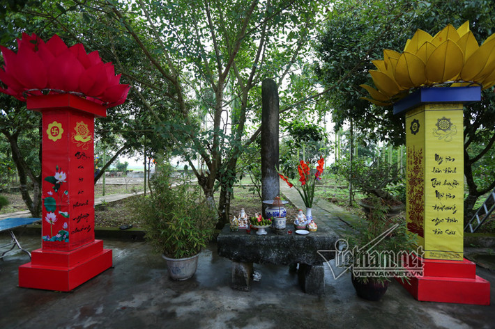 Cột đá Minh Thề - tượng trưng cho lời thề như dao chém đá - có từ ngày thành lập đền năm 1561, cao 3,7m.
