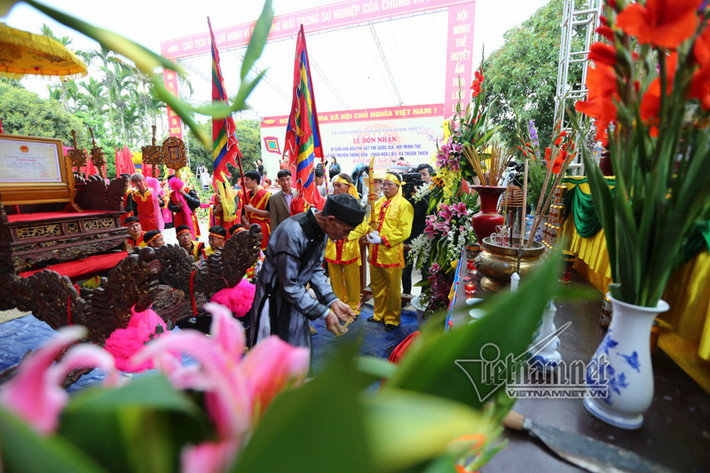 Chủ tế làm lễ tại sân cụm di tích đền chùa Hoà Liễu.