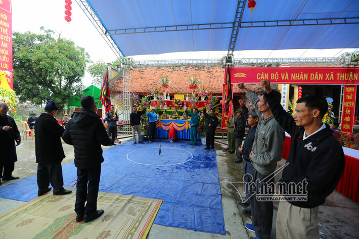 Ban thờ được sắp đặt đơn giản nhưng trang nghiêm. Những người có chức sắc trong làng tương ứng với các chức trưởng thôn, phó thôn sẽ là những nhân vật chính, những người tham gia thề tại lễ hội.
