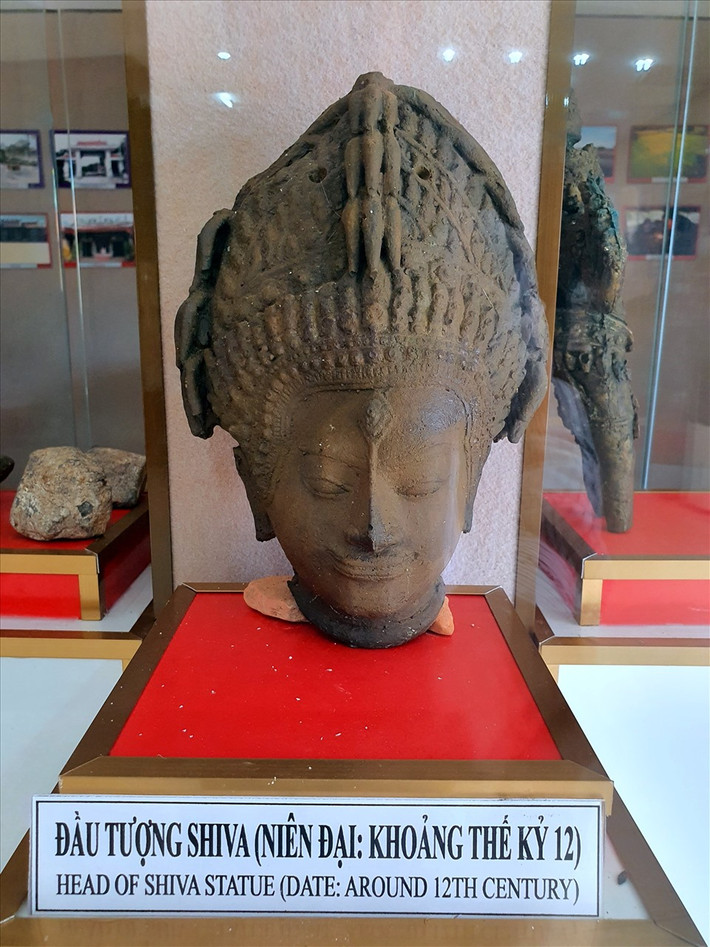 Năm 2011, di tích tháp Vĩnh Hưng được trùng tu tôn tạo gồm các hạng mục: nhà trưng bày, nhà bia, nhà bảo vệ, hàng rào và một số hạng mục khác nhằm bảo tồn và phát huy giá trị của di tích.