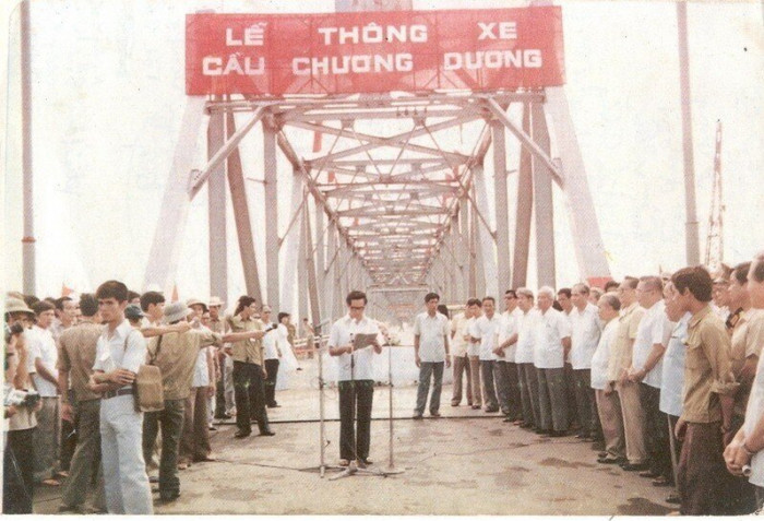 Đây là cây cầu thép – bê tông đầu tiên hoàn toàn do kỹ sư và công nhân Hà Nội tự thiết kế và xây dựng mà không cần bất cứ sự trợ giúp kỹ thuật nào của nước ngoài. Tại cây cầu này, các kỹ sư cầu đường của Việt Nam được thử sức mình để có thể thiết kế thi công các cây cầu lớn khác.