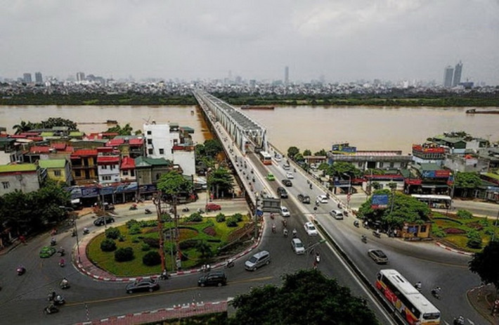 Người ta kể lại rằng, khi xây dựng cầu Chương Dương, vị thứ trưởng trẻ tuổi đã mạnh dạn tận dụng vật liệu thừa là các dầm sắt thừa ở cầu Thăng Long. Để các dầm sắt này phù hợp khổ cầu, ông chỉ đạo “chế sửa” lại theo cách riêng mà trên thế giới chưa từng làm.