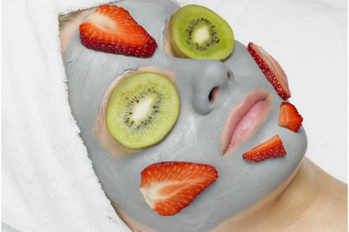 Một số loại trái cây như quả mâm xôi, kiwi, dâu tây, lựu và cà chua có nhiều chất chống oxy hóa và chứa các hoạt chất khác giúp duy trì sự tươi mát của làn da, làm cho nó trông trẻ và đẹp hơn.