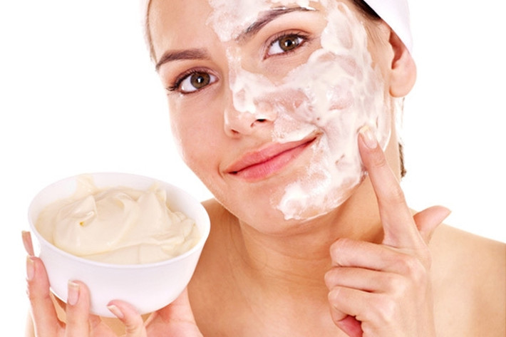 Kết hợp mật ong, baking soda và kem để tạo ra một loại mặt nạ bổ sung collagen cho da mặt.