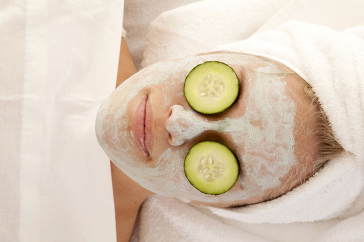 Cắt một vài lát dưa chuột nhỏ, trộn với lòng trắng trứng gà đắp mặt bổ sung collagen cho da mặt 2 lần một tuần.