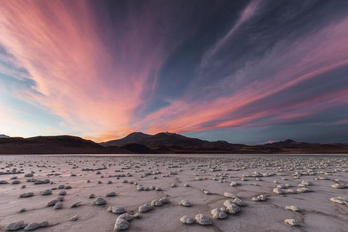 Bầu trời của Tuyajto Lagoon trong sa mạc Atacama, Chile và hồ muối. Các hình dạng nhỏ là do hành động của vi sinh vật hàng ngàn năm qua vẫn ăn các chất dinh dưỡng có trong hồ.