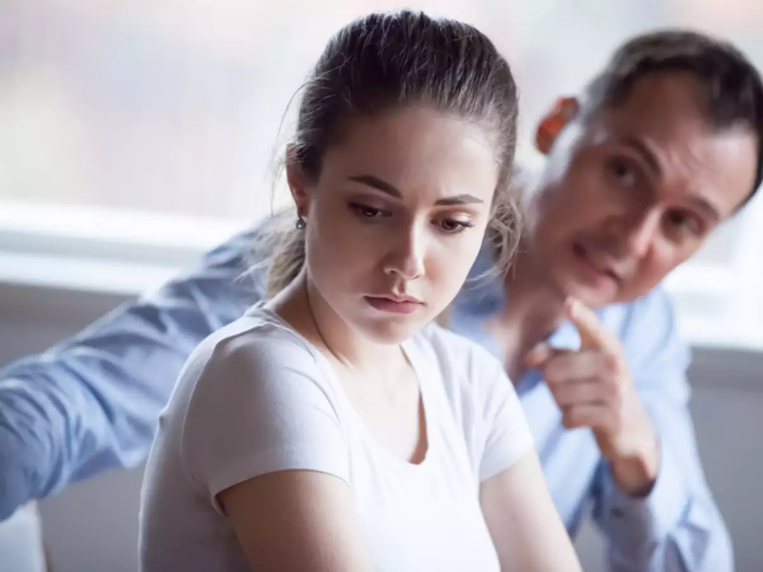 Cô ấy không đáp lại khi bạn trò chuyện Bạn có thường xuyên phải lặp lại những gì bạn nói trong khi trò chuyện với bạn gái không? Nếu điều này đã trở thành một chuyện thường xuyên, nó có nghĩa là sự chú ý của cô ấy đang ở nơi khác. Có lẽ, cô ấy đã bắt đầu mất hứng thú với những cuộc trò chuyện với bạn. Hành động trong tiềm thức này lớn hơn những lời nói về cảm xúc của cô ấy.