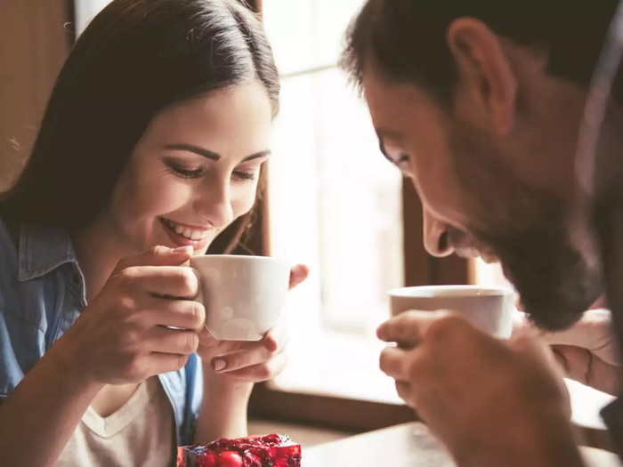 Cô ấy làm theo hành động của bạn Theo các chuyên gia, một người vô thức bắt chước chuyển động của người khác khi họ muốn kết nối với đối phương. Nếu bạn bắt gặp bạn gái làm theo hành động của bạn thường xuyên, hãy coi ngôn ngữ cơ thể này là một dấu hiệu tốt bởi vì điều đó có nghĩa là cô ấy vẫn muốn kết nối với bạn ở mức độ tình cảm.