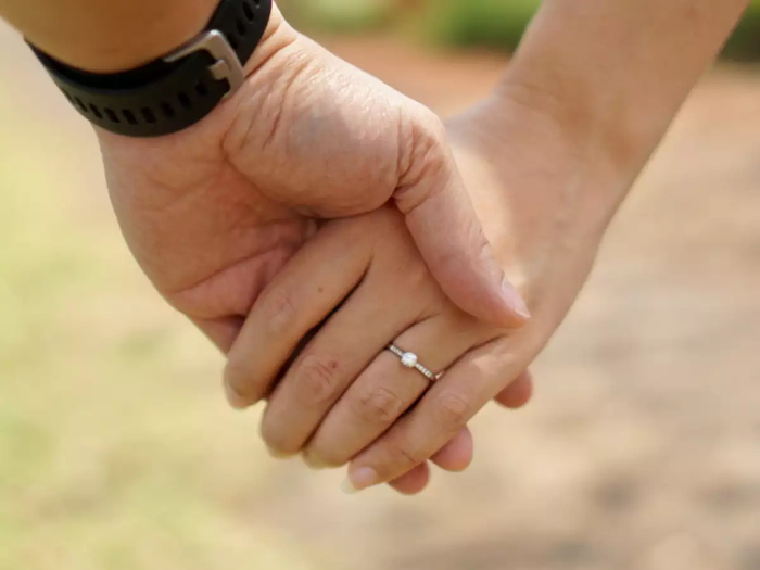 Cô ấy không chạm vào bạn Khi hai người có mối quan hệ lâu dài, họ coi nhau là điều bình thường. Và không phản ứng với sự đụng chạm cơ thể của đối phương có thể là một dấu hiệu cảnh báo. Nếu bạn gái của bạn ngừng không chạm vào bạn bạn, đã đến lúc mối quan hệ của bạn đang bước đến bờ vực.