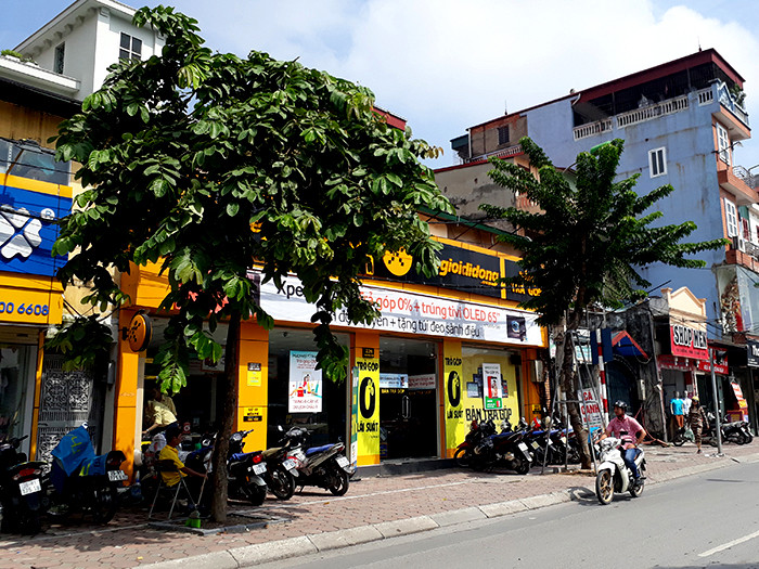 Tại nhiều siêu thị Thế Giới Di Động trên địa bàn quận Thanh Xuân, sản phẩm Bphone 2 đã xuất hiện trên kệ hàng từ tối 18/8.