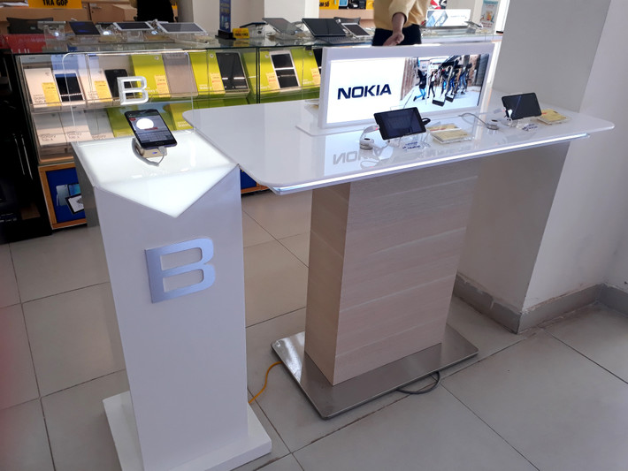 Kệ trưng bày sản phẩm Bphone khá khiêm nhường so với các sản phẩm khác.