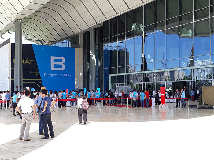 Trước đó, ngày ra mắt sản phẩm Bphone 2 đã thu hút được sự chú ý của đông đảo người tiêu dùng. Với những thông tin rầm rộ về sản phẩm được công bố trong và sau ngày ra mắt, người tiêu dùng đã không còn quá tò mò đối với sản phẩm này.