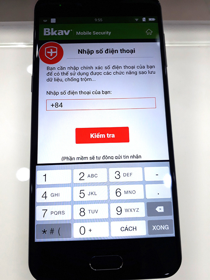 Có vẻ như các nhân viên tại hệ thống Thế Giới Di Động cũng chưa nắm rõ các chức năng của sản phẩm Bphone 2. Khi được hỏi về việc sử dụng phầm mềm diệt virus (một trong những công cụ được nhà sản xuất Bkav nhấn mạnh trong buổi ra mắt sản phẩm) nhân viên tại siêu thị Thế Giới Di Động trên đường Nguyễn Trãi tỏ rõ thái độ lúng túng.