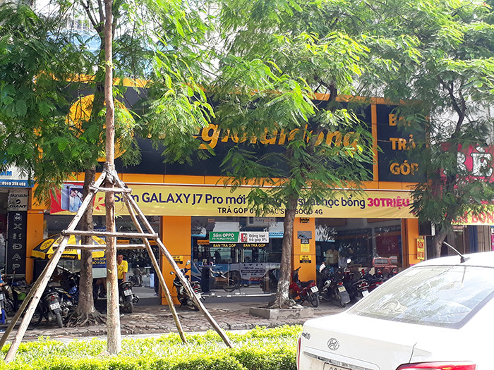 Tuy nhiên, tại các siêu thị Thế Giới Di Động trên địa bàn quận Hoàng Mai (Hà Nội), điện thoại made in Vietnam Bphone 2 vẫn chưa hề xuất hiện.
