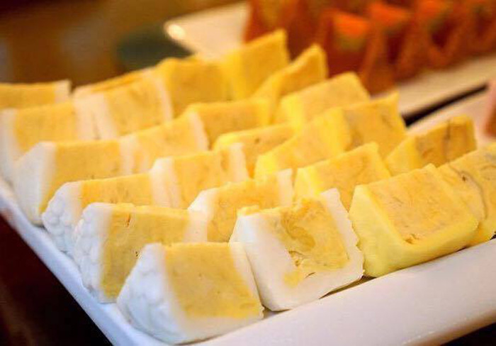 Bánh có vỏ mềm mịn, màu hơi vàng, được người bán cho biết làm từ bột nếp nhồi với đường và nước hoa bưởi. Nhân bên trong là sầu riêng tươi không pha tạp của vùng Musang King, nơi trồng sầu riêng nổi tiếng chất lượng tốt của Malaysia.