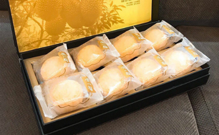 Bánh trung thu nhân sầu riêng tươi là loại bánh trung thu độc lạ khá nổi bật trên thị trường trung thu online năm nay. Đây là dòng bánh được xách tay từ Malaysia về.