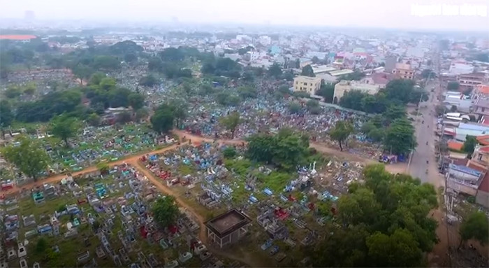Hiện tại, nghĩa trang Bình Hưng Hòa là nghĩa trang lớn nhất TP HCM, nằm ở phường Bình Hưng Hòa và Bình Hưng Hòa A của quận Bình Tân. Ảnh: một góc nghĩa trang Bình Hưng Hòa. Nguồn: Người lao động.
