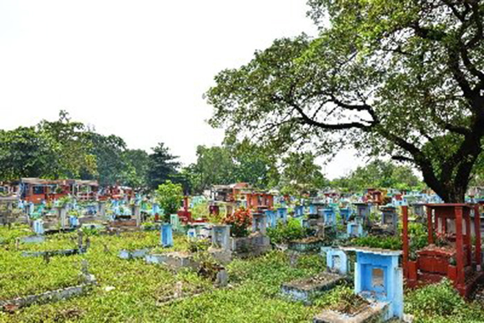 Khu đất này sẽ được đấu giá làm trung tâm thương mại, nhằm tái tạo nguồn vốn để tiếp tục di dời các phần mộ còn lại. Ảnh: một góc nghĩa trang Bình Hưng Hòa. Nguồn: Vietnamnet.