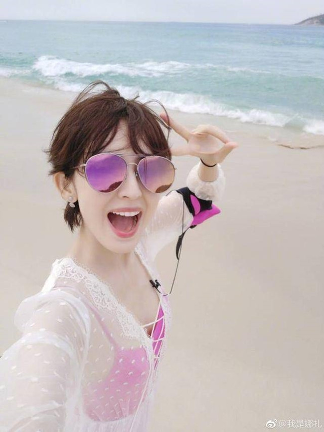 Cận cảnh làn da trắng như sứ, hồng hào của Cổ Lực Na Trát. Cô chỉ thoải mái tự tin ghi hình dưới ánh nắng mặt trời khi đã sẵn sàng.