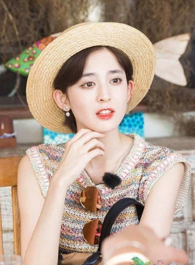Diễn viên phim “Trạch thiên ký” không ngại khoe các loại sản phẩm giúp bảo vệ da khiến nhiều người ngạc nhiên.