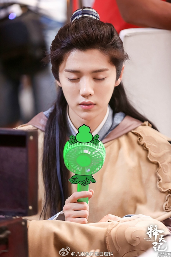 Quạt mini là món đồ không thể thiếu với Lộc Hàm (Luhan) khi quay “Trạch thiên ký”.