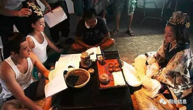 Kem dường như là đồ ăn vặt giải nhiệt được Lệ Dĩnh rất yêu thích.