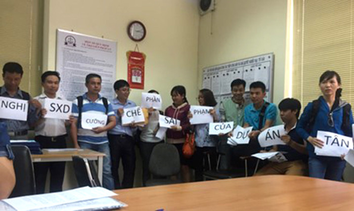 Khách hàng đề nghị chủ đầu tư nhanh chóng hoàn thiện các căn hộ từ tầng 1 đến tầng 14, giao nhà chậm nhất vào tháng 10/2017. Ảnh: cư dân tương lai tụ tập, phản đối chủ đầu tư Tân Bình Apartment tại Sở Xây dựng TP. HCM. Nguồn: facebook Hội cư dân Tân Bình.