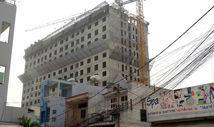 Với sai phạm đó, tháng 9/2016, Sở Xây dựng ra văn bản số 549 xử phạt hành chính, đình chỉ thi công và yêu cầu tháo dỡ toàn bộ phần diện tích vi phạm. Ảnh: tiến độ thực hiện dự án tính đến tháng 5/2017. Nguồn: facebook: Cập nhật tiến độ dự án.