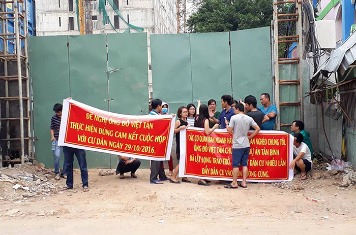 Nguyên nhân là do khách hàng mua nhà liên tục khiếu kiện vì cho rằng chủ đầu tư xây vượt tầng. Ảnh: cư dân tương lai tụ tập, phản đối chủ đầu tư. Nguồn: facebook Hội cư dân Tân Bình.