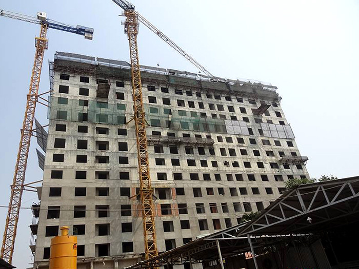 Qua kiểm tra, Thanh tra Sở Xây dựng phát hiện chủ đầu tư tự ý xây thêm 2 tầng 17 và 18, xây bít một ô thông tầng, một tầng mái để tạo thêm hai tầng, nhằm tăng thêm được 28 căn hộ. Ảnh: tiến độ thực hiện dự án tính đến tháng 5/2017. Nguồn: facebook: Cập nhật tiến độ dự án.