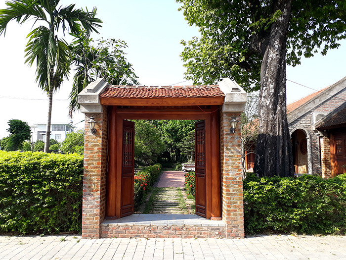 Dù mới xây nhưng nhờ mô phỏng kiến trúc truyền thống cộng với việc sử dụng những vật liệu phổ biến từ ngàn đời nay như: gạch, ngói, gỗ, chiếc cổng này vẫn mang một vẻ đẹp cổ kính, uy nghi.