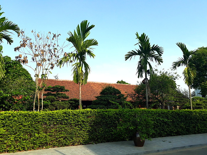 Vẻ đẹp của ngôi nhà xây theo lối cổ ở thành phố Vĩnh Yên như một lời khẳng định, kiến trúc nhà Việt cổ chưa hề lỗi thời. Trái lại, nó vẫn tiếp tục đồng hành cùng với các trường phái kiến trúc khác hướng về tương lại.