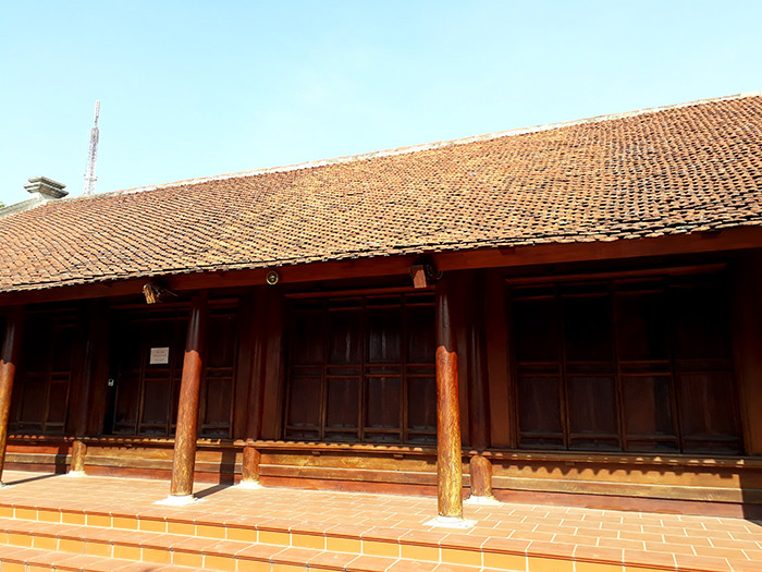 Giống như những ngôi nhà cổ, cột là phần đỡ chính của ngôi nhà này. Toàn bộ khối lượng ngôi nhà đều đặt lên các cột có tiết diện tròn. Chân cột đặt lên đế chứ không chôn xuống nền.