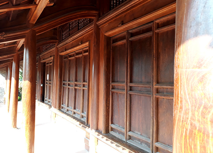 Hàng cột quân và cột hiên của ngôi nhà. Trong kiến trúc nhà Việt cổ, cùng với cột chính, cột quân và cột hiên tạo nên phần khung của ngôi nhà.