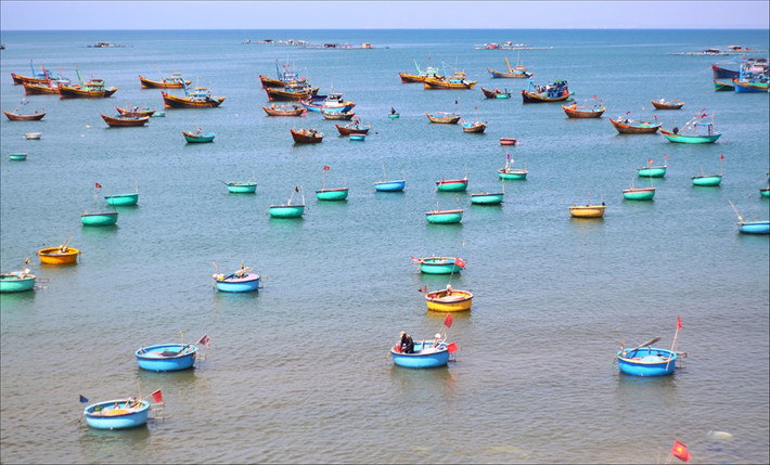 Khi tới đây, du khách không nên bỏ lỡ dịp ghé thăm làng chài Mũi Né cách trung tâm thành phố Phan Thiết khoảng 23 km, để được trải nghiệm cuộc sống lao động của ngư dân miền biển. Đây cũng là điểm check-in nổi tiếng của nhiều bạn trẻ khi đặt chân tới Bình Thuận. Ảnh: Nguyễn Vũ Duy Phương.