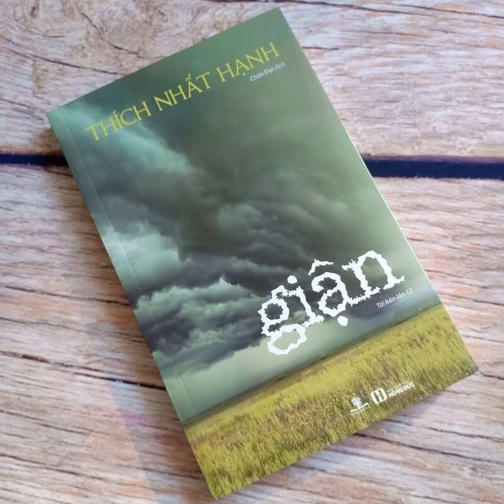 "Giận" được xuất bản tại Mỹ ngày 10/09/2001, trước biến cố 11/9/2001 một ngày. Và "Giận" đã trở thành quyển sách bán chạy nhất Mỹ - 50.000 bản mỗi tuần – trong vòng 9 tháng… Tại Hàn Quốc, quyển sách này đã bán được 1 triệu bản trong vòng 11 tháng.