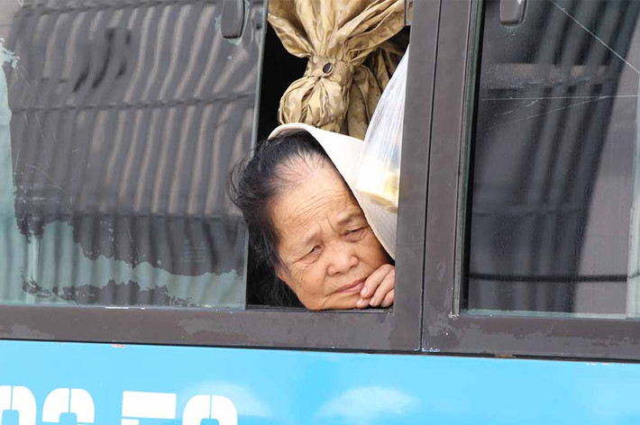 “Nhà tôi ở Cà Mau nên sáng nay tôi bắt xe khách từ Sài Gòn về quê. Tới đây thì kẹt xe gần cả tiếng rồi. Kiểu này sao chịu nổi”, một nữ hành khách bức xúc.