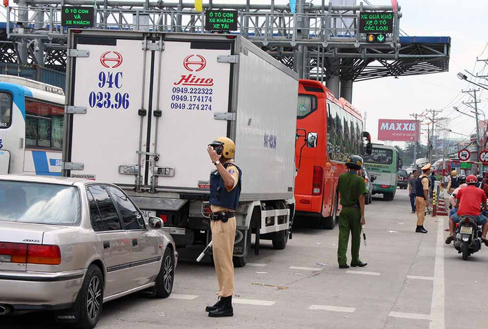 Lực lượng CSGT, Công an, TTGT có mặt tại khu vực trạm để giữ an ninh trật tự và đảm bảo an toàn giao thông