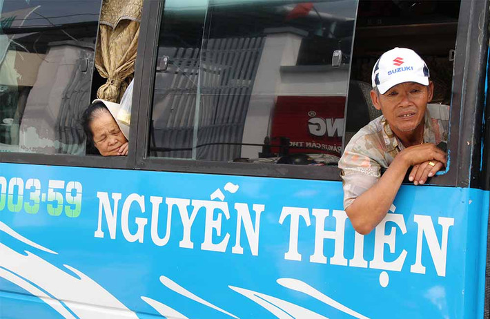 Trước việc tài xế phản ứng đã gây kẹt xe kéo dài khiến nhiều hành khách mệt mỏi. Một số người tỏ ra bực bội, tức giận.